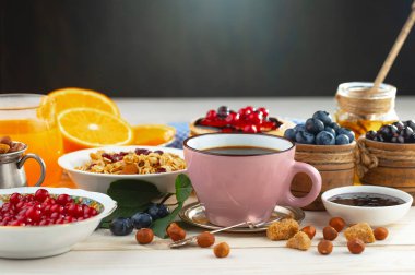 Eski bir arka planda sağlıklı bir kahvaltı. Lezzetli ve sağlıklı yemek kavramı..