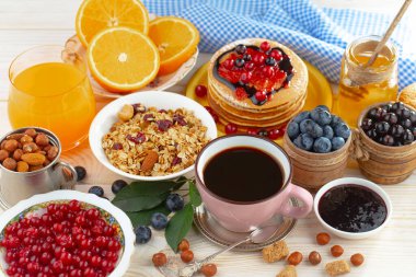 Eski bir arka planda sağlıklı bir kahvaltı. Lezzetli ve sağlıklı yemek kavramı..