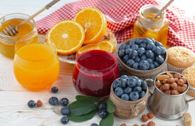 Eski bir arka planda sağlıklı bir kahvaltı. Lezzetli ve sağlıklı yemek kavramı..