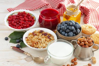 Eski bir arka planda sağlıklı bir kahvaltı. Lezzetli ve sağlıklı yemek kavramı..