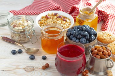 Eski bir arka planda sağlıklı bir kahvaltı. Lezzetli ve sağlıklı yemek kavramı..