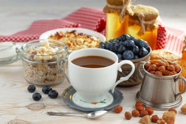 Eski bir arka planda sağlıklı bir kahvaltı. Lezzetli ve sağlıklı yemek kavramı..