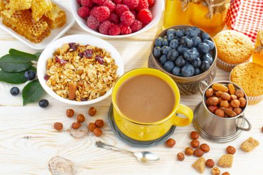 Eski bir arka planda sağlıklı bir kahvaltı. Lezzetli ve sağlıklı yemek kavramı..