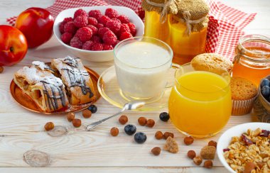 Eski bir arka planda sağlıklı bir kahvaltı. Lezzetli ve sağlıklı yemek kavramı..