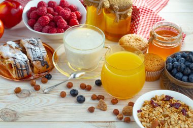 Eski bir arka planda sağlıklı bir kahvaltı. Lezzetli ve sağlıklı yemek kavramı..