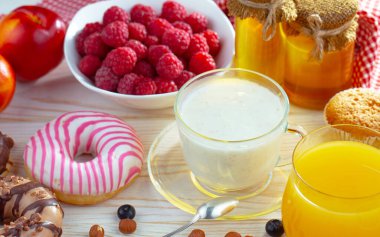 Eski bir arka planda sağlıklı bir kahvaltı. Lezzetli ve sağlıklı yemek kavramı..