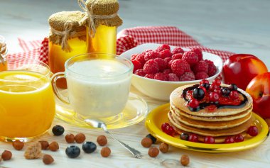 Eski bir arka planda sağlıklı bir kahvaltı. Lezzetli ve sağlıklı yemek kavramı..