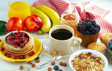 Eski bir arka planda sağlıklı bir kahvaltı. Lezzetli ve sağlıklı yemek kavramı..