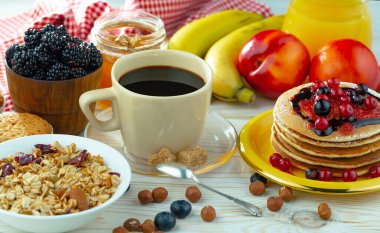 Eski bir arka planda sağlıklı bir kahvaltı. Lezzetli ve sağlıklı yemek kavramı..