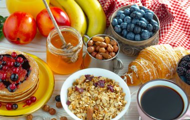 Eski bir arka planda sağlıklı bir kahvaltı. Lezzetli ve sağlıklı yemek kavramı..