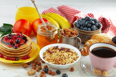 Eski bir arka planda sağlıklı bir kahvaltı. Lezzetli ve sağlıklı yemek kavramı..