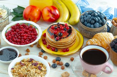 Eski bir arka planda sağlıklı bir kahvaltı. Lezzetli ve sağlıklı yemek kavramı..