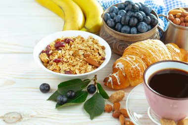 Eski bir arka planda sağlıklı bir kahvaltı. Lezzetli ve sağlıklı yemek kavramı..