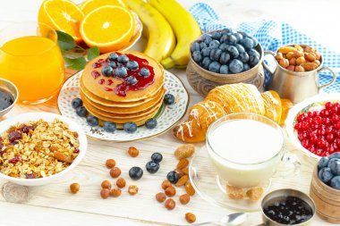 Eski bir arka planda sağlıklı bir kahvaltı. Lezzetli ve sağlıklı yemek kavramı..