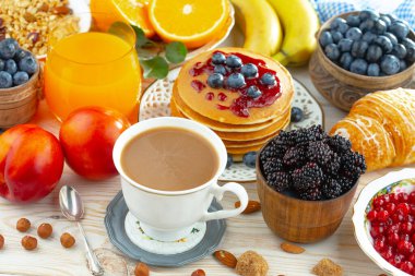 Eski bir arka planda sağlıklı bir kahvaltı. Lezzetli ve sağlıklı yemek kavramı..