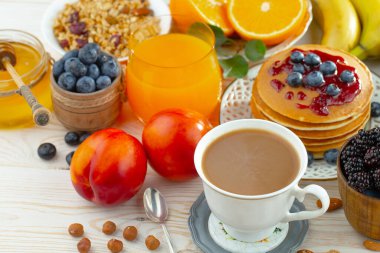 Eski bir arka planda sağlıklı bir kahvaltı. Lezzetli ve sağlıklı yemek kavramı..