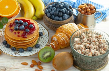 Eski bir arka planda sağlıklı bir kahvaltı. Lezzetli ve sağlıklı yemek kavramı..