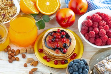 Eski bir arka planda sağlıklı bir kahvaltı. Lezzetli ve sağlıklı yemek kavramı..