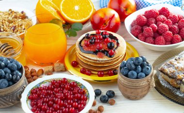 Eski bir arka planda sağlıklı bir kahvaltı. Lezzetli ve sağlıklı yemek kavramı..