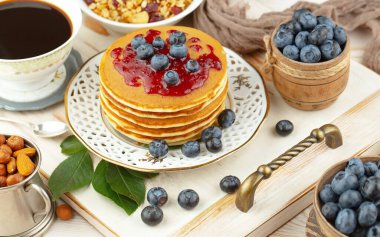 Eski bir arka planda sağlıklı bir kahvaltı. Lezzetli ve sağlıklı yemek kavramı..