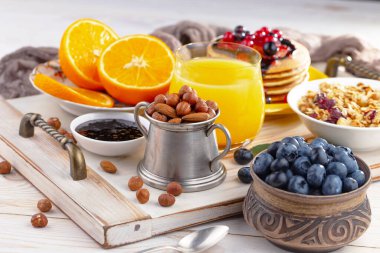 Eski bir arka planda sağlıklı bir kahvaltı. Lezzetli ve sağlıklı yemek kavramı..