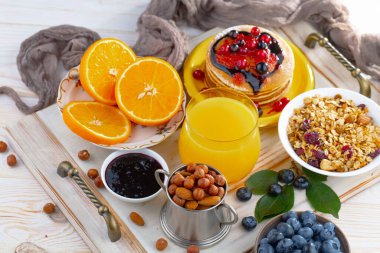 Eski bir arka planda sağlıklı bir kahvaltı. Lezzetli ve sağlıklı yemek kavramı..