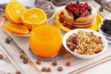 Eski bir arka planda sağlıklı bir kahvaltı. Lezzetli ve sağlıklı yemek kavramı..