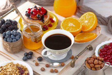 Eski bir arka planda sağlıklı bir kahvaltı. Lezzetli ve sağlıklı yemek kavramı..