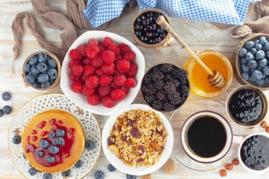 Eski bir arka planda sağlıklı bir kahvaltı. Lezzetli ve sağlıklı yemek kavramı..