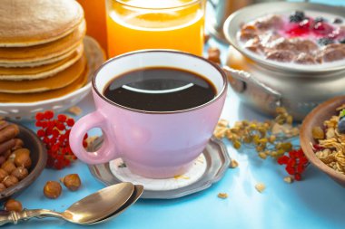 Eski bir arka planda sağlıklı bir kahvaltı