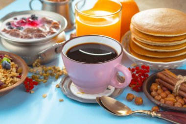 Eski bir arka planda sağlıklı bir kahvaltı