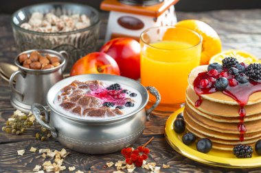 Eski bir arka planda sağlıklı bir kahvaltı