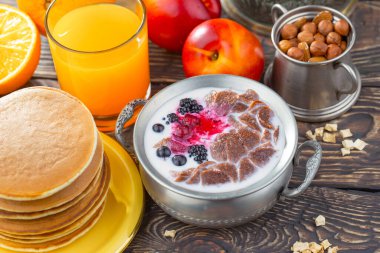 Eski bir arka planda sağlıklı bir kahvaltı