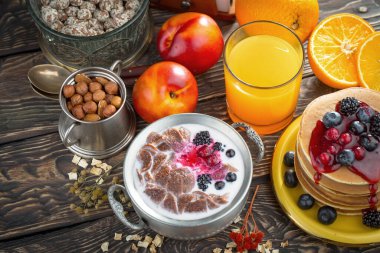 Eski bir arka planda sağlıklı bir kahvaltı