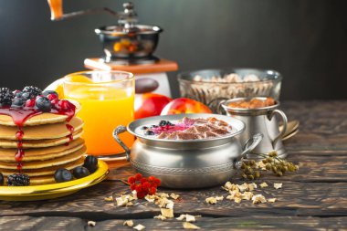 Eski bir arka planda sağlıklı bir kahvaltı