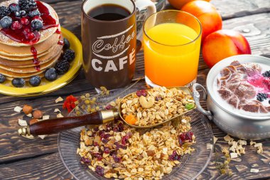 Eski bir arka planda sağlıklı bir kahvaltı