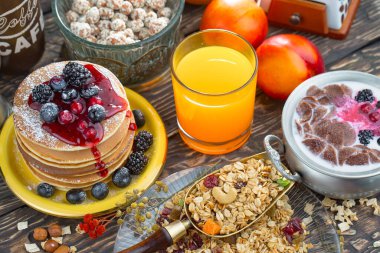 Eski bir arka planda sağlıklı bir kahvaltı