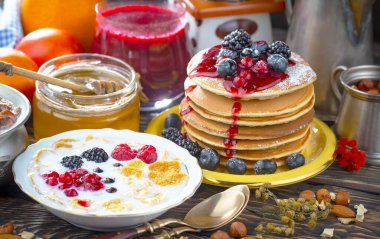 Eski bir arka planda sağlıklı bir kahvaltı