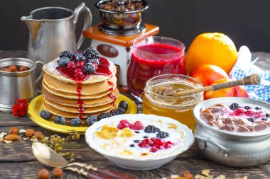 Eski bir arka planda sağlıklı bir kahvaltı