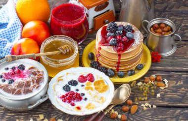 Eski bir arka planda sağlıklı bir kahvaltı