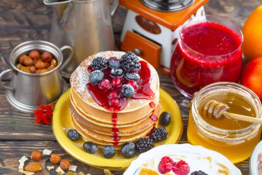 Eski bir arka planda sağlıklı bir kahvaltı