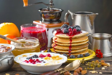 Eski bir arka planda sağlıklı bir kahvaltı