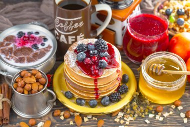 Eski bir arka planda sağlıklı bir kahvaltı