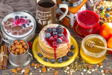 Eski bir arka planda sağlıklı bir kahvaltı