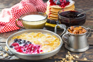 Eski bir arka planda sağlıklı bir kahvaltı