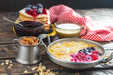 Eski bir arka planda sağlıklı bir kahvaltı