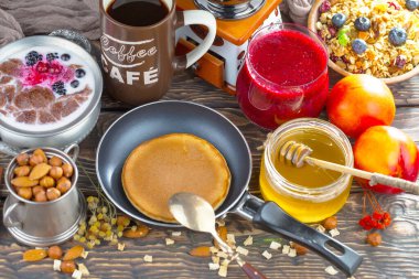 Eski bir arka planda sağlıklı bir kahvaltı