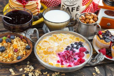 Eski bir arka planda sağlıklı bir kahvaltı