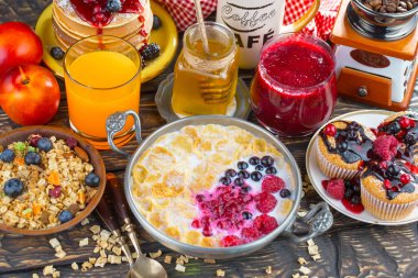 Eski bir arka planda sağlıklı bir kahvaltı