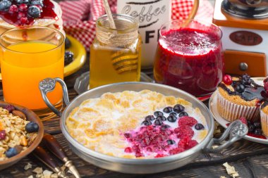 Eski bir arka planda sağlıklı bir kahvaltı